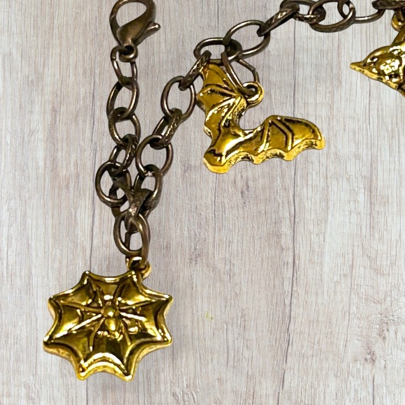 Hand Crafted Halloween Charm Bracelet Witch Cat Pumpkin Spider Bat Gold - Picture 4 of 6